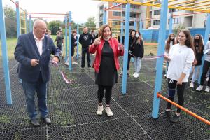 otvorenie ihriska starostom obce a riaditelkou základnej školy
