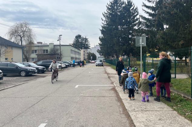Chodci aj cyklisti sa môžu pohybovať na ulici v oboch smeroch.